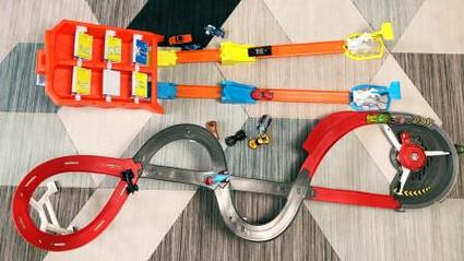风火轮小汽车玩具竞技赛之漂移碰撞和跳跃翻牌